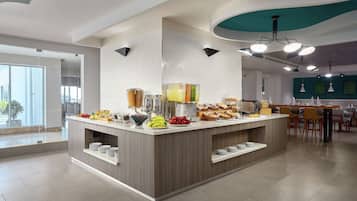 Petit déjeuner buffet (15.00 USD par personne)