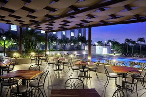 Outdoor pool, open 6:00 AM to 11:00 PM, pool umbrellas, sun loungers - DoubleTree by Hilton Managua (Managua)