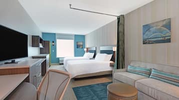 Een kluis op de kamer, een bureau, verduisterende gordijnen