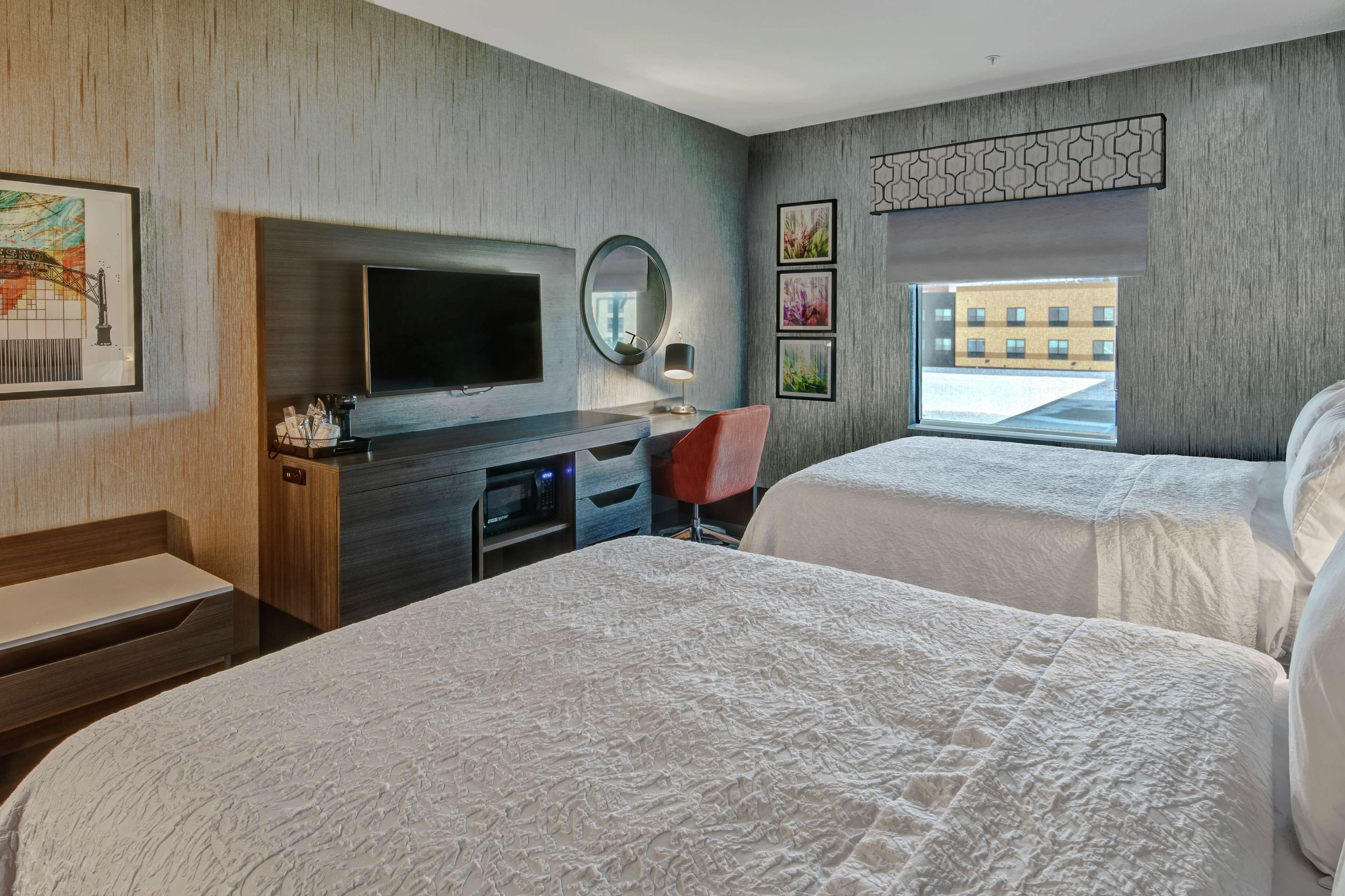 โต๊ะทำงาน, ผ้าม่านกันแสง, เตารีด/โต๊ะรีดผ้า, เปล/ เตียงเด็กอ่อน (ฟรี)