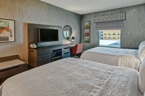 Escritorio, cortinas opacas, tabla de planchar con plancha