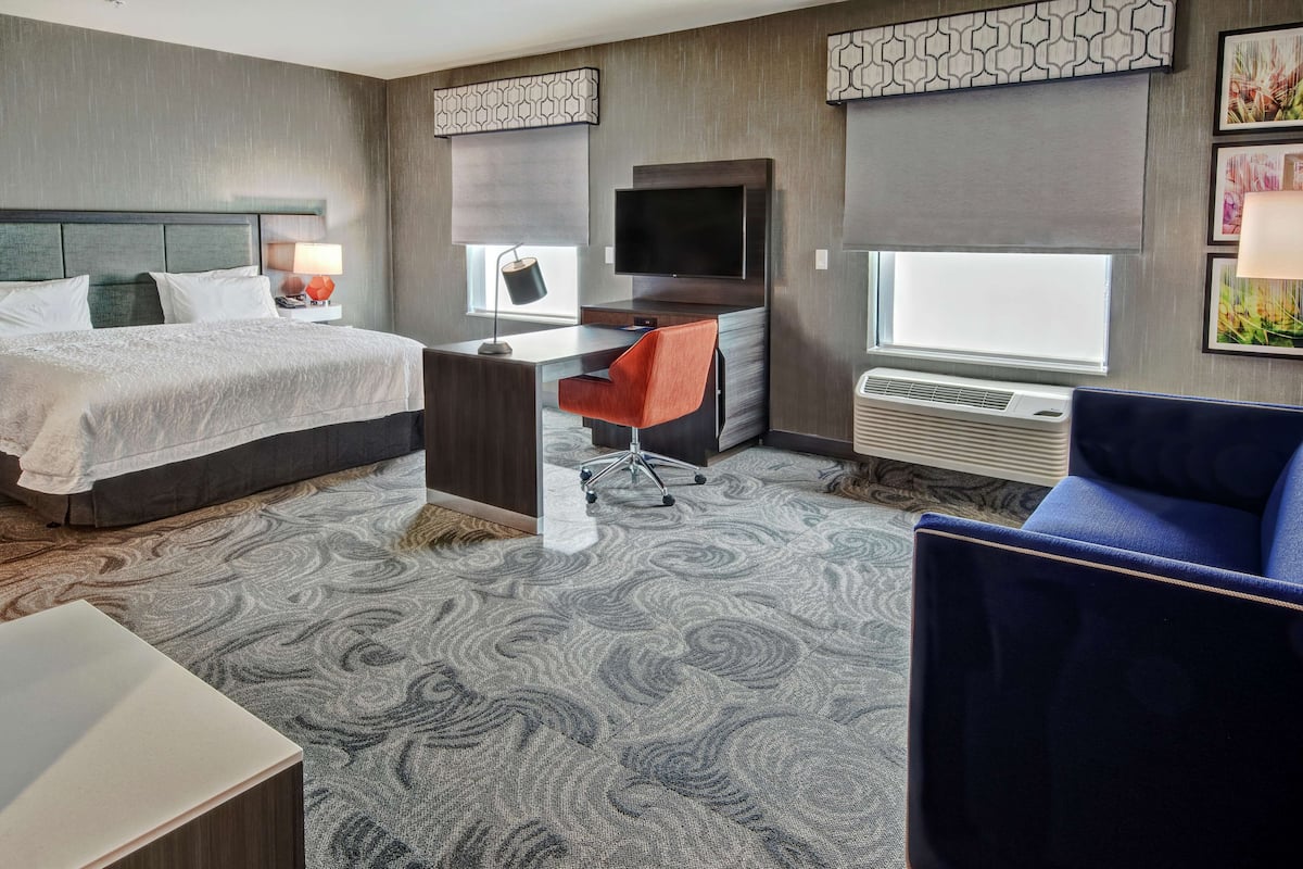 Room, 1 King Bed, Accessible, Bathtub (Hearing) | Desk, blackout curtains, iron/ironing board, free cots/infant beds