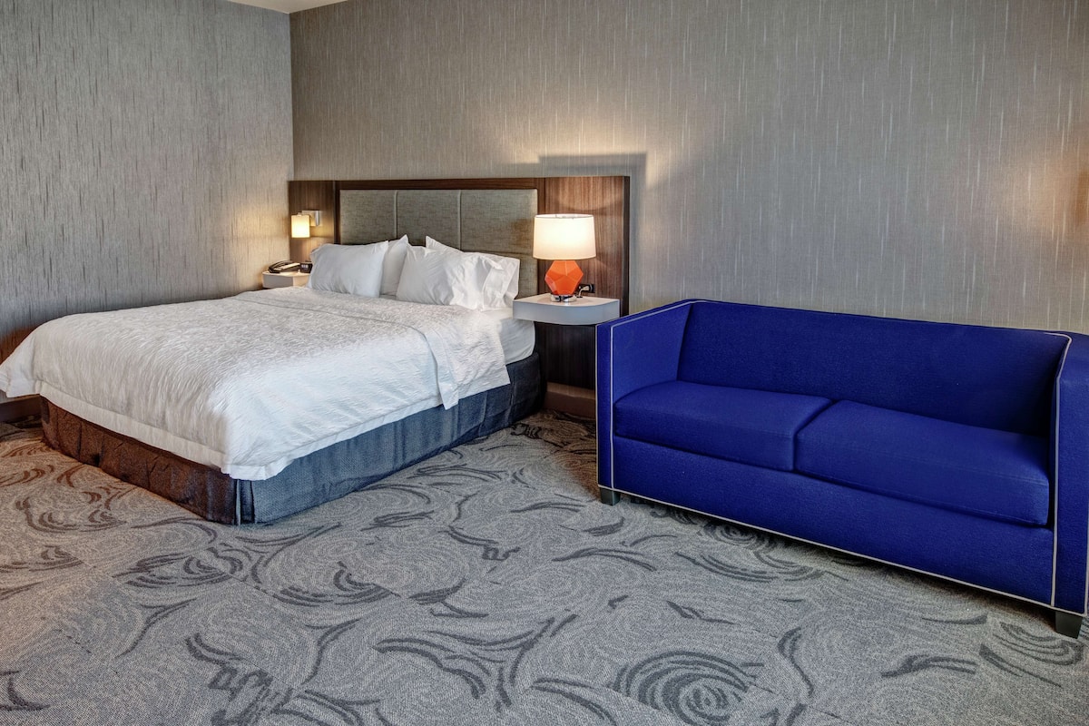Room, 1 King Bed, Accessible, Bathtub (Hearing) | Living area | Flat-screen TV