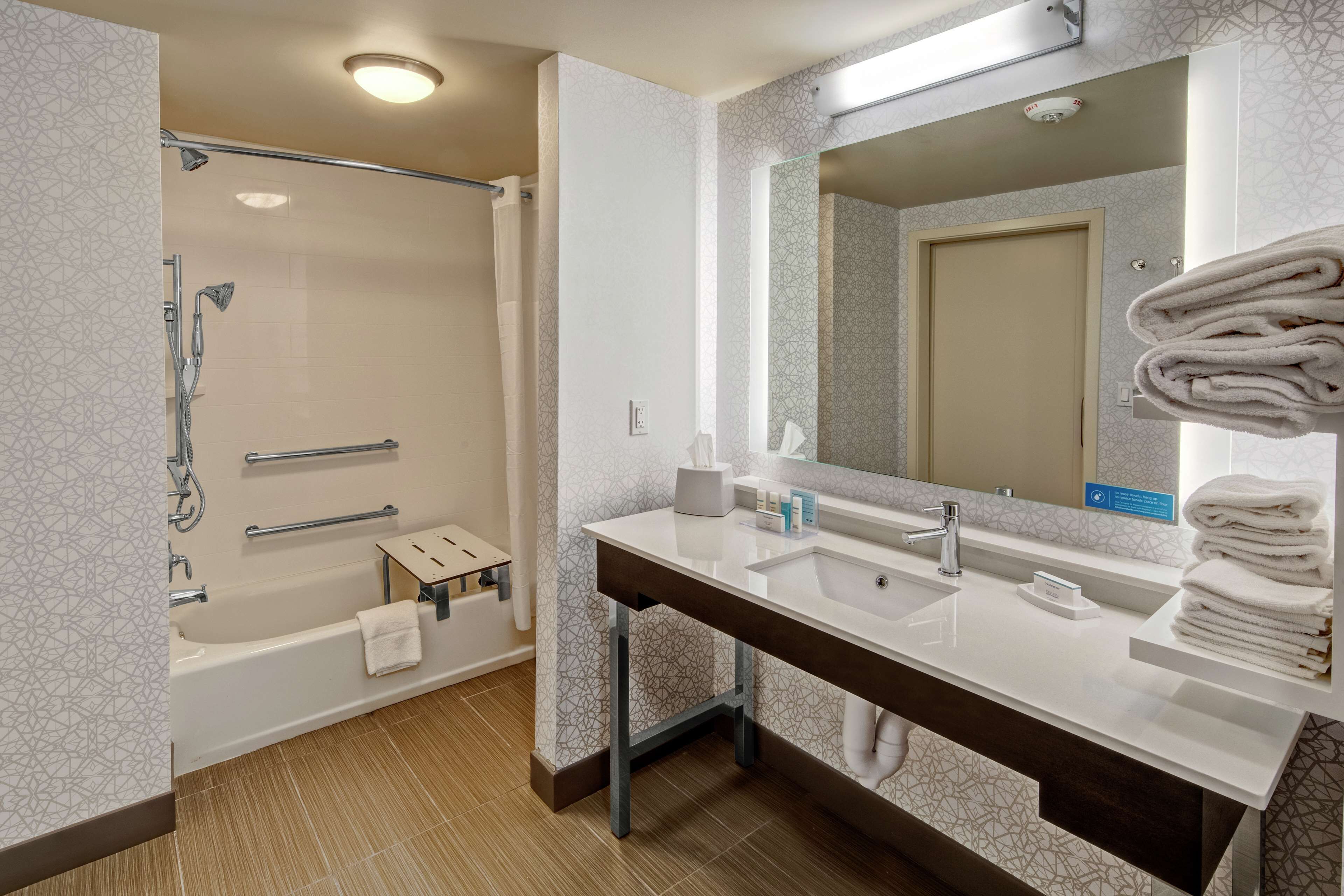 combined shower/bathtub, free toiletries, hair dryer