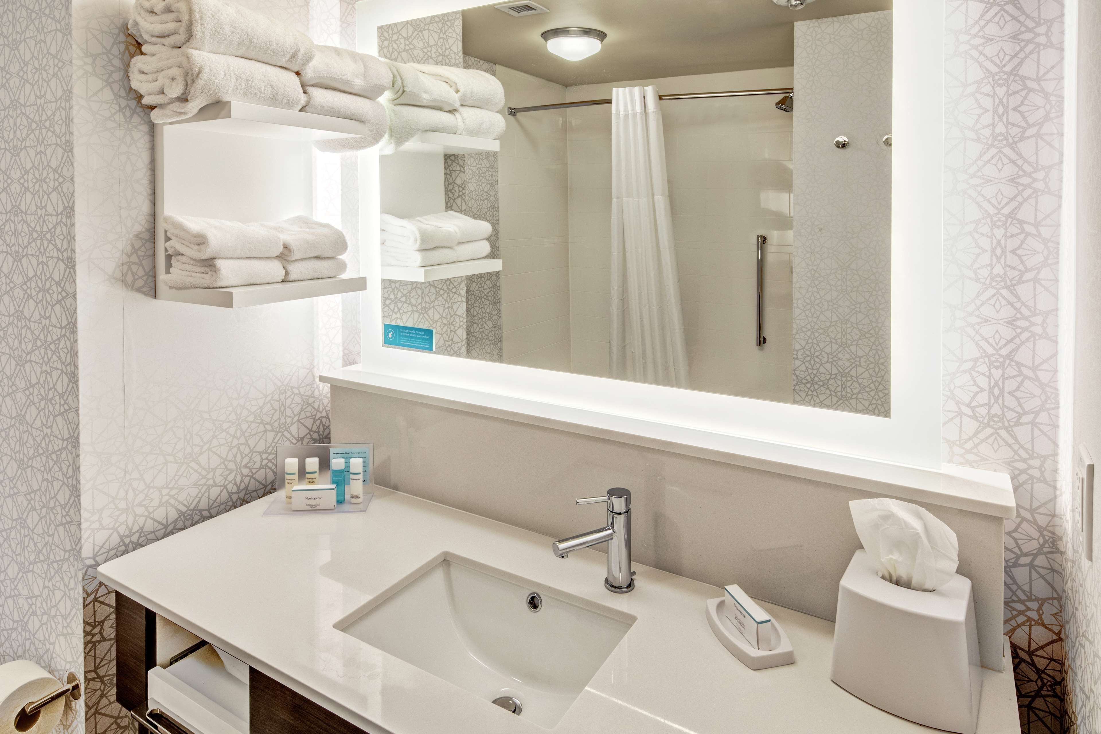 combined shower/bathtub, free toiletries, hair dryer