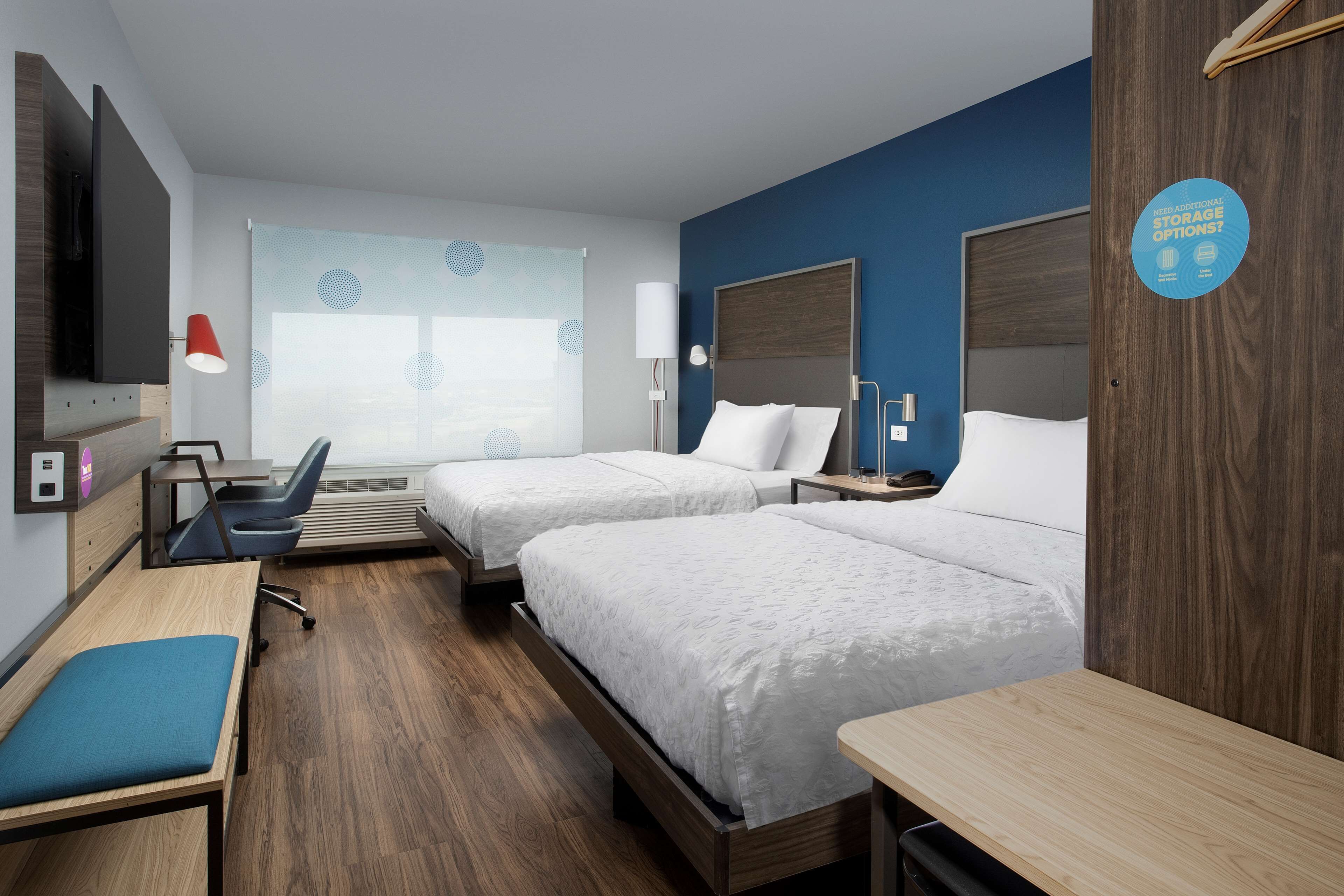 Bureau, rideaux occultants, fer et planche à repasser