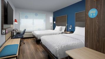 Bureau, rideaux occultants, fer et planche Ă repasser