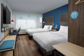 Een bureau, verduisterende gordijnen, een strijkplank/strijkijzer