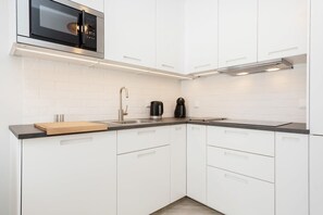 Fridge, microwave, oven, stovetop - Rondo Wiatraczna | Luxury Apartment |Parking, Desk (Warszawa)