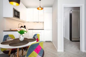 Dining - Rondo Wiatraczna | Luxury Apartment |Parking, Desk (Warszawa)