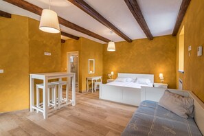 9 bedrooms, iron/ironing board, WiFi, bed sheets