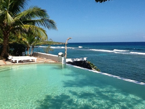 A place in paradise - family villa on a peninsula directly by the sea