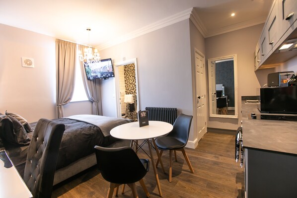 1 bedroom, in-room safe, desk, iron/ironing board - The Forum apartment - number 82 The unthank (Norwich)