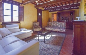 Una televisión, una chimenea, una mesa de tenis de mesa