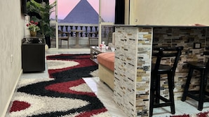 Apartamento panorámico, 3 habitaciones, fumadores (Pyramids View) | Zona de estar | Televisión de pantalla plana de 50 pulgadas con canales por satélite