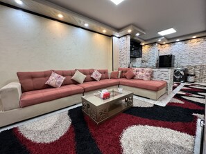 Panoramic Apartment, 3 Bedrooms, Smoking (Pyramids View) | Living area