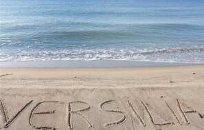 A beach with the word "VERSILIA" written in the sand. - 4 bedroom stunning home in Massarosa LU (Massarosa LU)