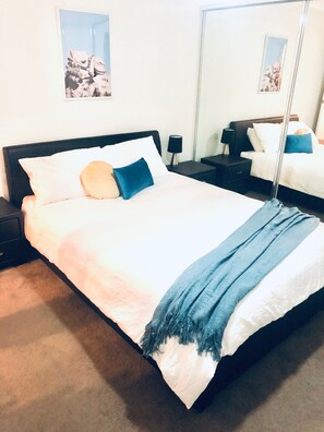 3 slaapkamers, een strijkplank/strijkijzer, gratis wifi, beddengoed