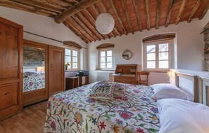2 bedrooms, travel crib, free WiFi, bed sheets - 2 bedroom stunning home in Castelvecchio di Comp. (Castelvecchio di Comp.)