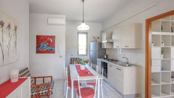 Kühlschrank, Herdplatte, Wasserkocher mit Kaffee-/Teezubehör