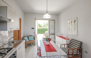 Kühlschrank, Herdplatte, Wasserkocher mit Kaffee-/Teezubehör