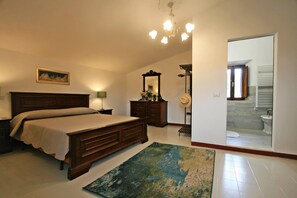 5 habitaciones, tabla de planchar con plancha, wifi y ropa de cama 