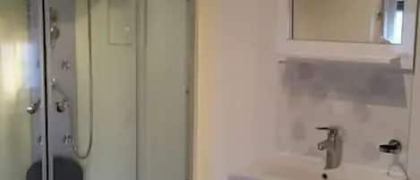 Apartment, 1 Schlafzimmer, Terrasse | Dusche im Bad