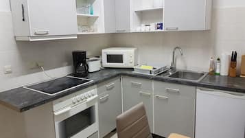 Lemari es, microwave, oven, dan kompor