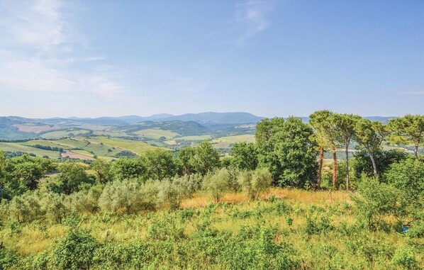 Vista panorámica de un paisaje montañoso con cielo despejado.