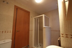 Serviettes fournies, papier toilette