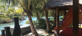 Geräumiges Haus im balinesischen Stil, direkt am Wasser gelegen