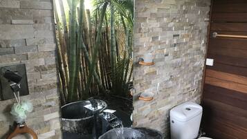 Dusch, bubbelbadkar, hårtork och handdukar