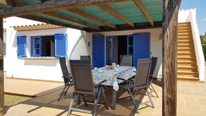 Outdoor dining - Villa Acacies 25  Urb. Torre Gran (Torroella de Montgrí)