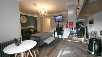 1 bedroom, in-room safe, desk, iron/ironing board
