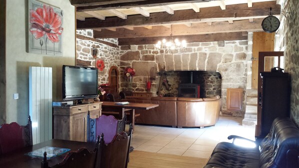 Smart-TV, Kamin, DVD-Player, Tischfußball