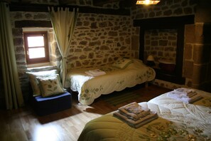 5 habitaciones, escritorio y tabla de planchar con plancha