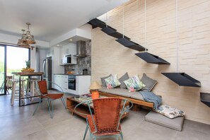 Apartment, 2 Schlafzimmer | Wohnbereich | Flachbildfernseher