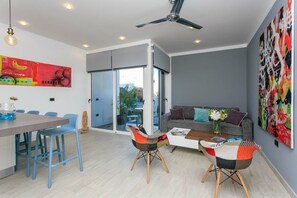 Apartamento, 1 dormitorio | Zona de estar | Una televisión de pantalla plana