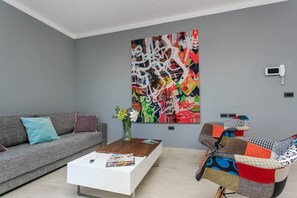 Apartamento, 1 dormitorio | Zona de estar | Una televisión de pantalla plana