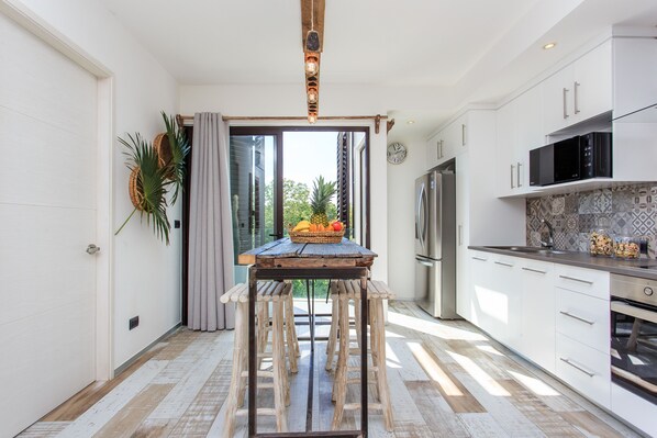 Refrigerador con freezer, microondas, horno, placa de cocina