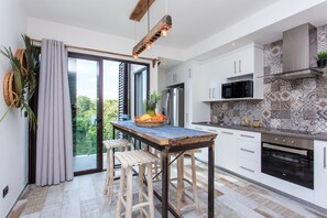 Departamento, 2 habitaciones | Cocina privada | Refrigerador con congelador, microondas, horno y parrilla de estufa 