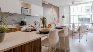 Appartement de 1 chambre | Cuisine privée | Grand réfrigérateur, micro-ondes, four, plaque de cuisson