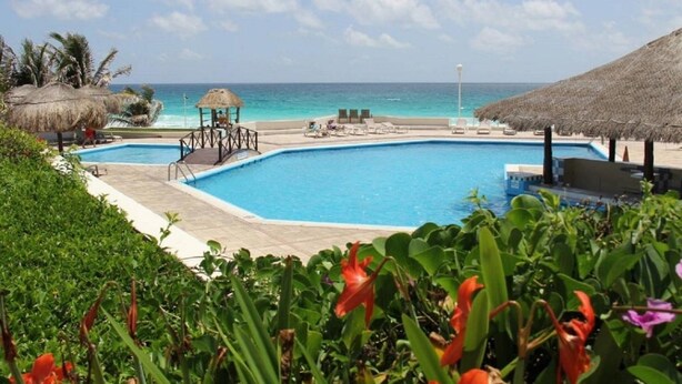 Outdoor pool - Modern Apartment Near the Beach (Cancun)
