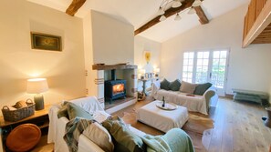 Smart TV, fireplace, Netflix, DVD player - Sublime views, peace & serenity in French Tuscany. Air conditioning, heated pool (Beaumont-de-Lomagne)