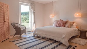 4 bedrooms, desk, iron/ironing board, free WiFi - Sublime views, peace & serenity in French Tuscany. Air conditioning, heated pool (Beaumont-de-Lomagne)