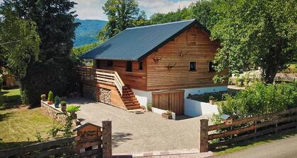 Warme Hütte am Waldrand