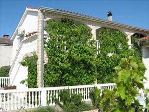 Property grounds - Antons Apartment  with terrace, Vodice (Vodice)
