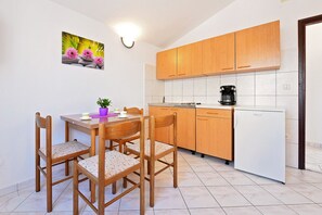 Fridge, coffee/tea maker, electric kettle, cookware/dishes/utensils - Antons Apartment  with terrace, Vodice (Vodice)