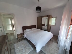 Villa familiar | Camas con efecto memoria, minibar y decoración personalizada 