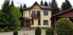 Vista frontal de la propiedad